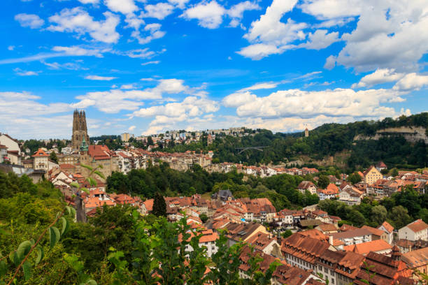 вид на старый город фрибурга, швейцария - fribourg стоковые фото и изображения