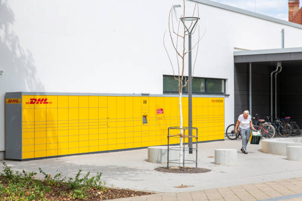 dhl locker packstation - deutsche post ag package germany occupation imagens e fotografias de stock