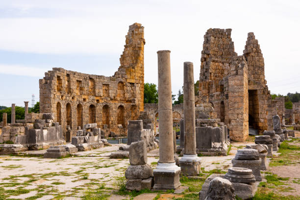 erhaltene hellenistische tortürme und korinthische säule in perga, türkei - perga stock-fotos und bilder