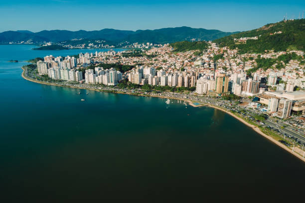 vista aérea del centro de florianópolis y la costa. vista urbana del paisaje arquitectónico - apartment architecture contemporary beach fotografías e imágenes de stock