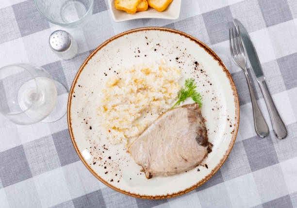 rodaja de atún ligeramente frita con guarnición de arroz blanco - tuna steak grilled tuna food fotografías e imágenes de stock