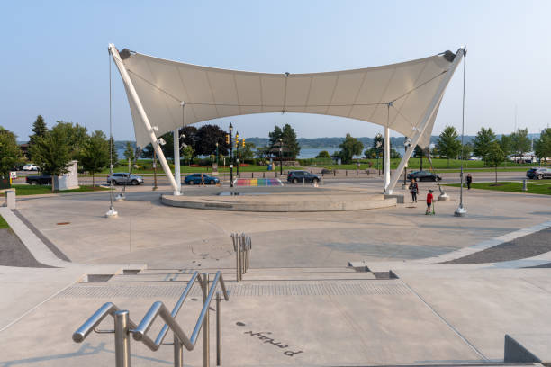 stadio di pavone wildfire. meridian place, memorial square nel centro di barrie. barrie, ontario, canada - urban scene canada city horizontal foto e immagini stock