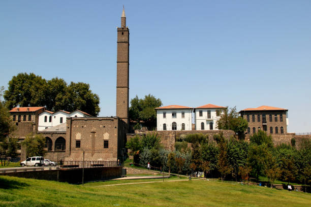 公園と南東アナトリア地方のディヤルバキ��ル市の歴史的部分にあるハズラット・スレイマン・モスク - mosque europe part of day ストックフォトと画像