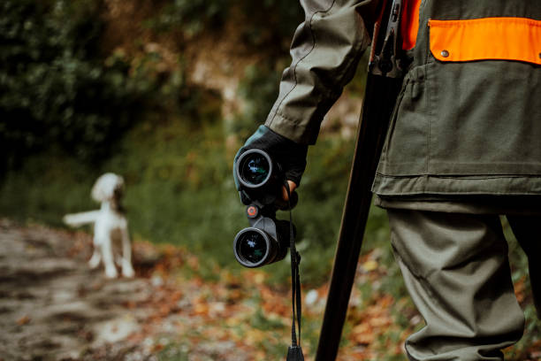 cazador parado en coto de caza - cazador fotografías e imágenes de stock