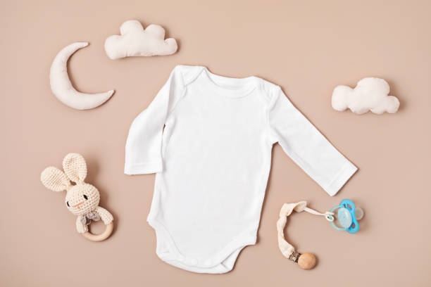 おしゃぶり、パジャマ、おもちゃと赤ちゃんの睡眠アクセサリーとフラットレイ。新生児睡眠ルールの概念。オネジーモックアップ - 乳児用衣類 ストックフォトと画像