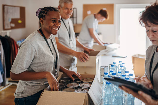 istock Volunteers working together 1421664554