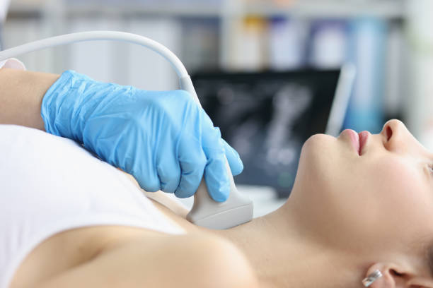 frau erhält ultraschall der schilddrüse vom arzt - throat exam stock-fotos und bilder