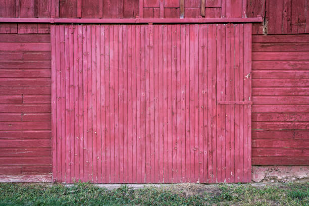 texture di fondo del legno del fienile rosso - barn red old door foto e immagini stock