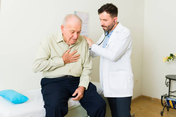 lekarz używający stetoskopu do sprawdzenia starego pacjenta w podeszłym wieku - human heart human lung healthcare and medicine doctor zdjęcia i obrazy z banku zdjęć