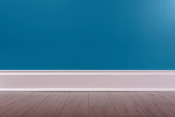 sfondo della stanza vuota con una parete blu, battiscopa bianco e pavimento in legno rustico - asse del parquet foto e immagini stock