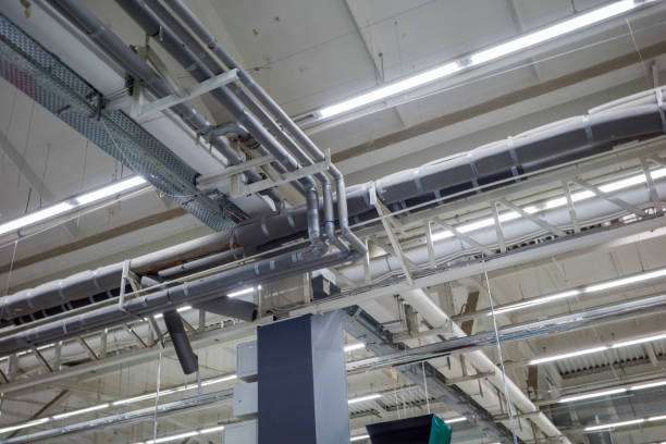 systèmes de ventilation et de climatisation dans un plafond industriel - musique industrielle photos et images de collection