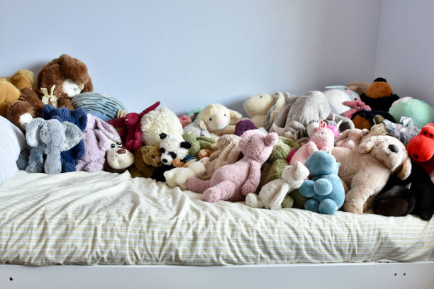 dormitorio del niño con juguetes de peluche abarrotando la cama - make over series fotografías e imágenes de stock