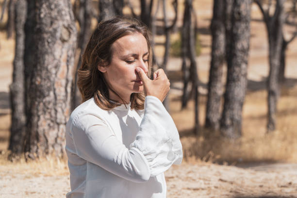 allenatore di consapevolezza che pratica il respiro pranayama in una terapia di gruppo. ritratto - pranayama foto e immagini stock