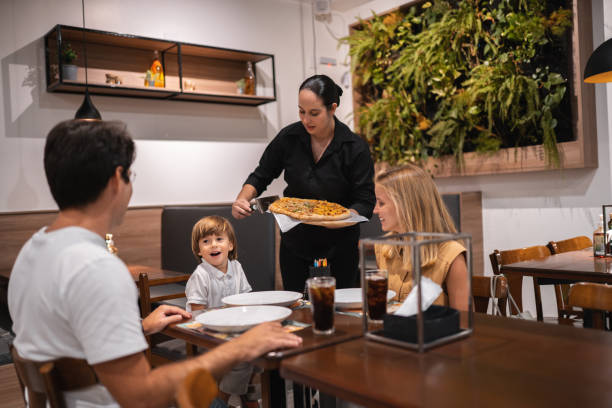 istock Family in pizzeria 1421727158