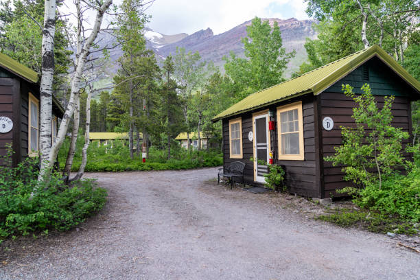 国立公園内のモーテル、スウィフトカレントモーターインのキャビン - us glacier national park ストックフォトと画像