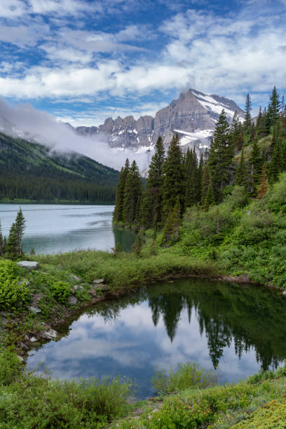 lake josephine entlang des grinnell glacier trail im glacier national park montana usa - us glacier national park stock-fotos und bilder