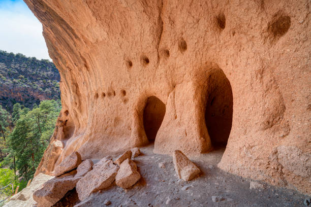 alcove house cave, cliff dwellings, bandelier national monument, new mexico, usa - bandelier national monument stock-fotos und bilder