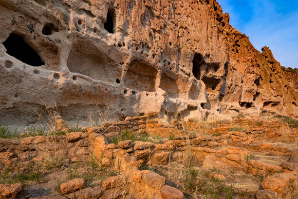 klippenwohnungen, bandelier national monument, new mexico, usa - bandelier national monument stock-fotos und bilder