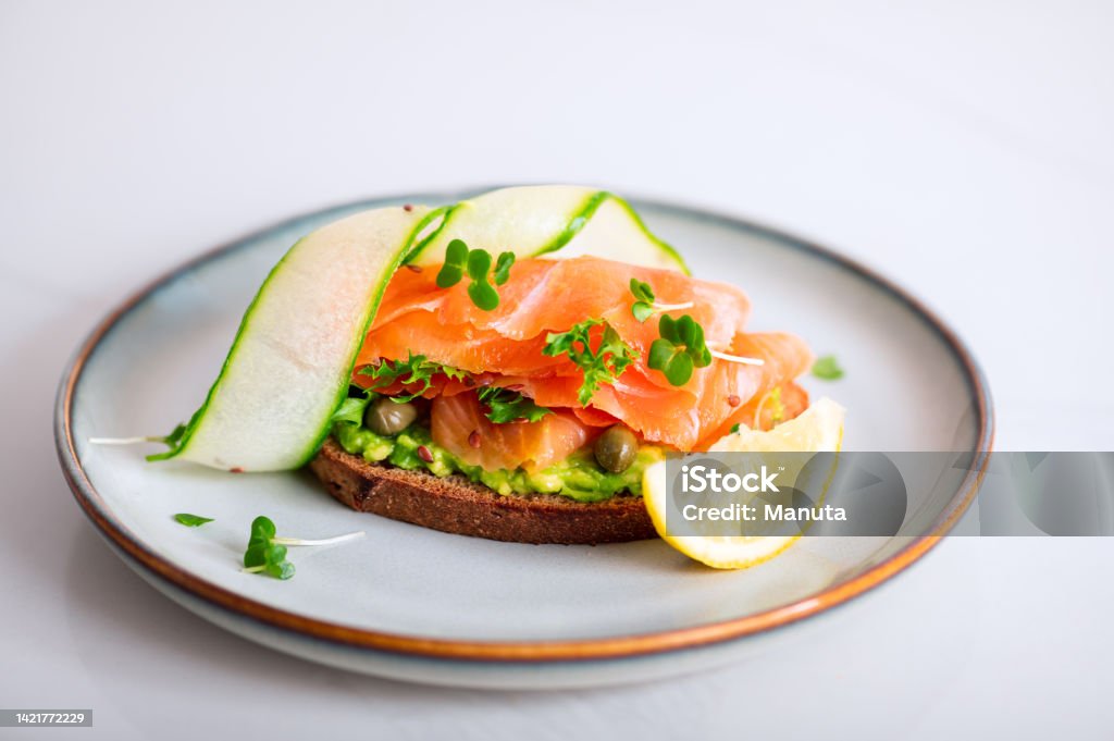 Torrada com abacate e salmão - Foto de stock de Abacate royalty-free Torrada com abacate e salmão - Foto de stock de Abacate royalty-free
