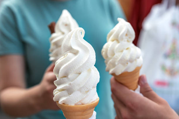 мягкое ванильное мороженое с шоколадной палочкой - melting ice cream cone chocolate frozen стоковые фото и изображения
