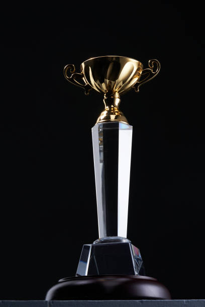 ゴールデンカップデザインのクリスタルトロフィー - pedestal gold podium capital ストックフォトと画像
