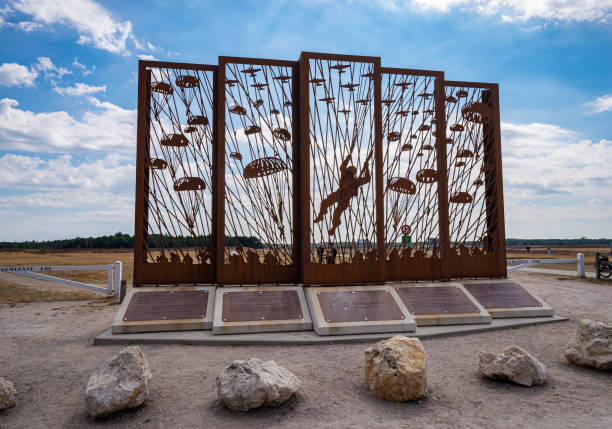 オランダ、ヒースランド「ギンケルス・ハイデ」への空挺上陸記念館 - washington dc world war ii memorial armed forces ストックフォトと画像