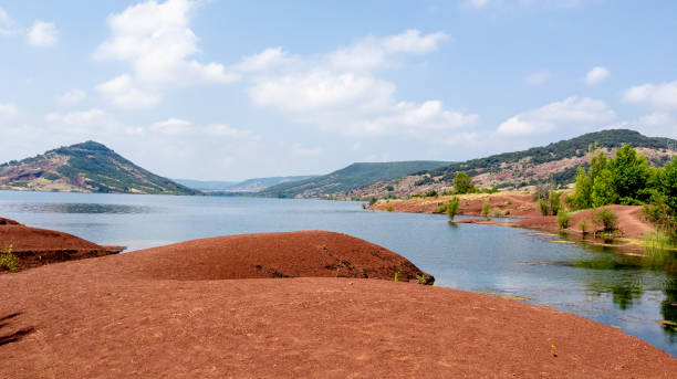 lac du salagou dämmerung rote panoramalandschaft seenküste mit bergpanoramablick - lac du salagou stock-fotos und bilder