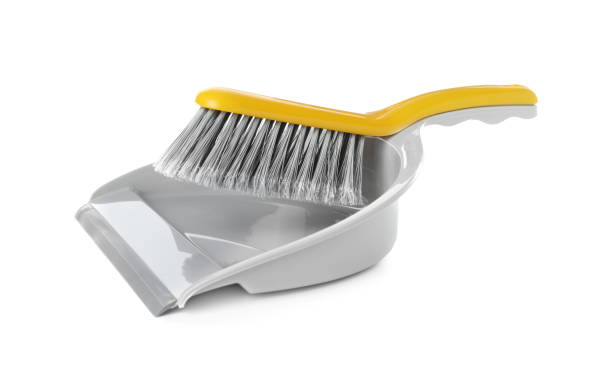 白地に隔離されたプラスチック製の手箒とダストパン - broom sweeping cleaning work tool ストックフォトと画像