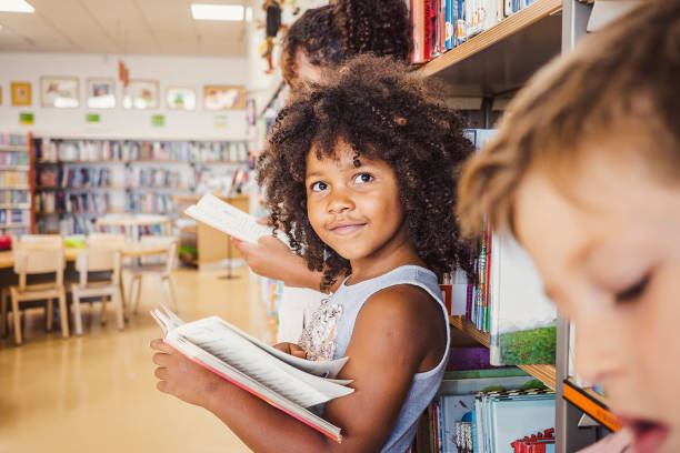 crianças visitando a biblioteca - kid reading - fotografias e filmes do acervo