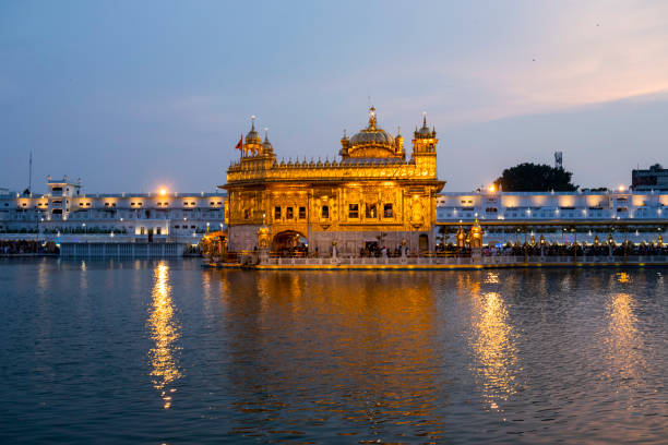 diverses vues du temple d’or, amritsar - india golden temple sikhism temple photos et images de collection