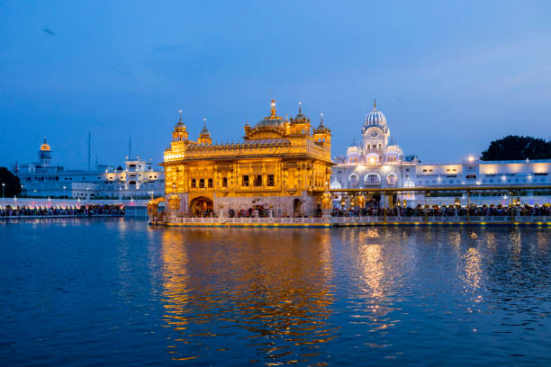 varias vistas del templo dorado por la noche, amritsar - templo dorado fotografías e imágenes de stock