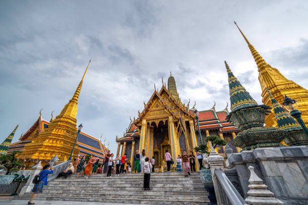 prasat phra thep bidon no grand palace, em bangcoc, tailândia - bangkok thailand demon majestic - fotografias e filmes do acervo