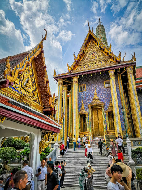 prasat пхра thep bidon в большой дворец в бангкоке, таиланд - wat blue ancient old стоковые фото и изображения