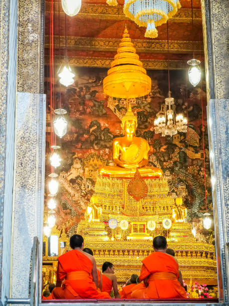 buddha-statue in der bhumisparsha-position im wat pho tempel, bangkok, thailand - bangkok thailand asia temple stock-fotos und bilder