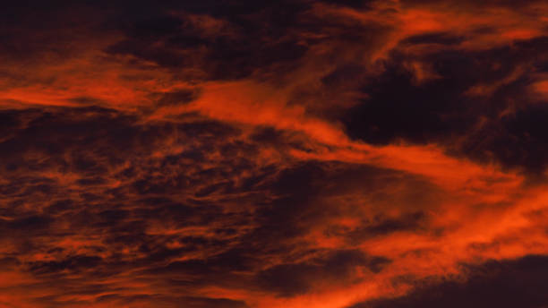 istock Coucher de soleil rougeoyant 1421852238