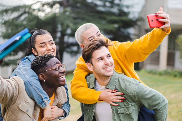 jovens estudantes tirando uma selfie no campus. - people portrait mobile - fotografias e filmes do acervo