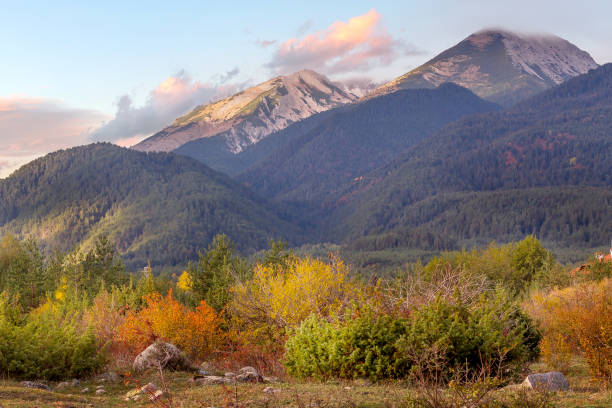 bulgaria, bansko, autunno monti pirin - bansko foto e immagini stock