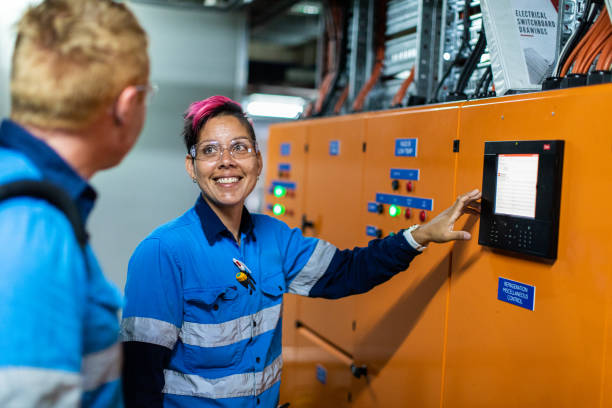 tradie aborigen de la vida real en el trabajo con su compañero de trabajo - craft adult blue busy fotografías e imágenes de stock