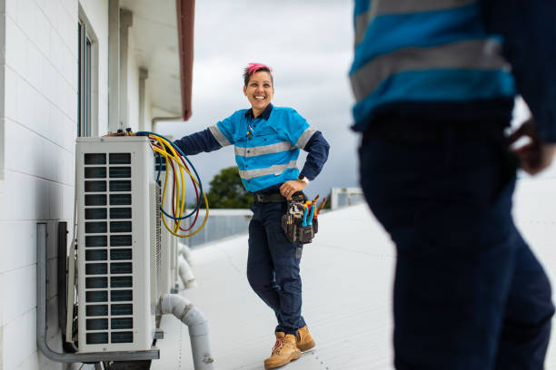 tradie aborigen de la vida real en el trabajo con su compañero de trabajo - craft adult blue busy fotografías e imágenes de stock