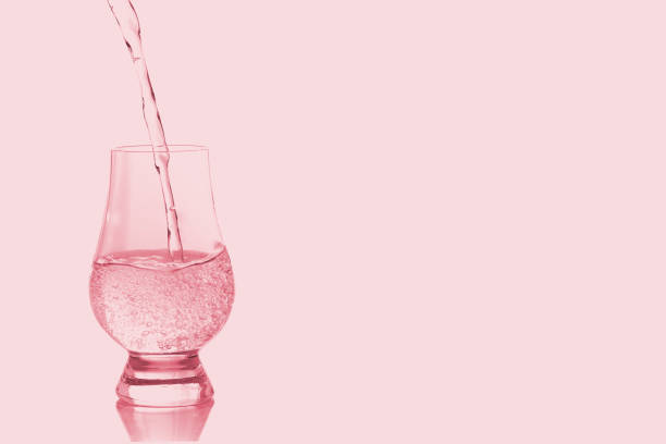 wlewanie wody do kieliszka do wina izolowane. - pink glass wine bubble zdjęcia i obrazy z banku zdjęć
