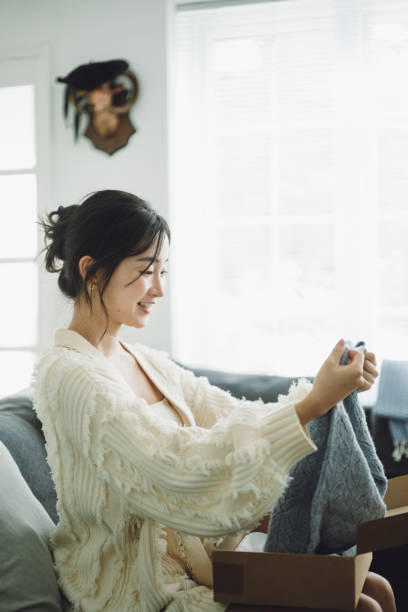 https://media.istockphoto.com/id/1421910453/photo/beautiful-asian-woman-unboxing-a-present-from-a-friend.jpg?b=1&s=170667a&w=0&k=20&c=HC0xd4ugeY5iIFhpVTbnLygy8JLmnrSUCOMxlYrIqFA=