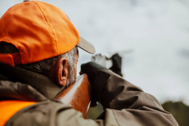 foto de cazador apuntando con rifle - cazador fotografías e imágenes de stock