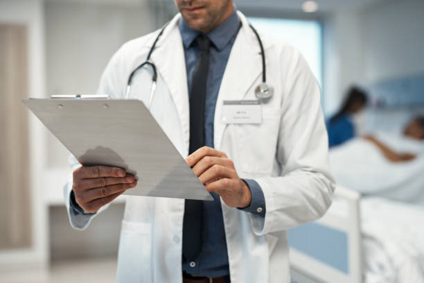 ospedale, note e medico che leggono le informazioni del paziente sugli appunti nella sala di trattamento medico. consulente sanitario professionista che controlla la prescrizione del cliente per i migliori consigli sulla cura della diagnosi. - colleague looking at camera indoors lifestyles foto e immagini stock