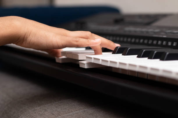 Nimble fingers Of Kid Playing Notes On Piano Or Keyboard. Musical Training Or Coaching, Learning, Home Activity, Amusement, Live Music Concert, Entertainment, Leisure And Hobby, Summer Camp Concept dedos ágiles del niño tocando notas en el piano o el teclado. entrenamiento musical o coaching, aprendizaje, actividad en el hogar, diversión, concierto de música en vivo, entretenimiento, ocio y pasatiempo, concepto de campamento de verano