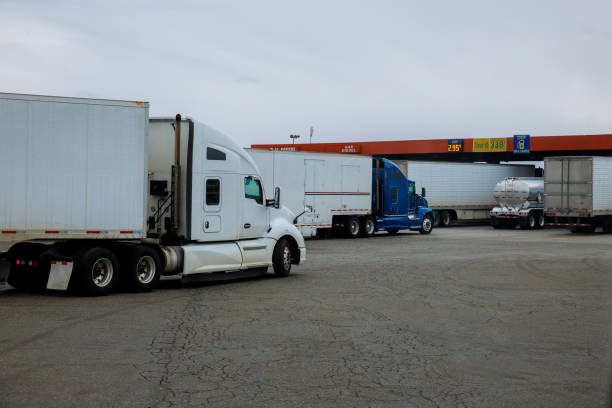 tankstelle zum betanken von fahrzeugen, lkws und tanks mit kraftstoff, benzin und diesel in autobahnnähe - refueling truck gasoline fuel pump stock-fotos und bilder