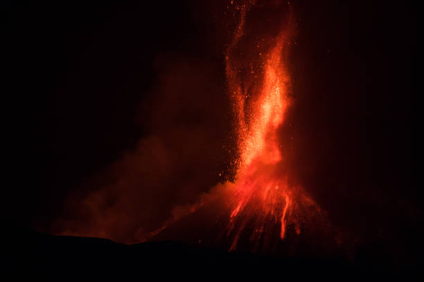 シチリア島のエトナ火山噴火 - volcano exploding smoke erupting ストックフォトと画像