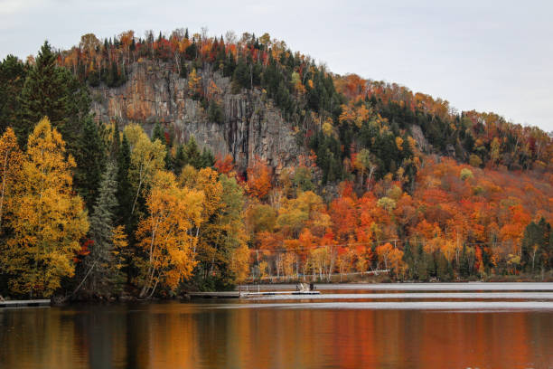 モントランブランのカナダの秋 - laurentian moutains ストックフォトと画像