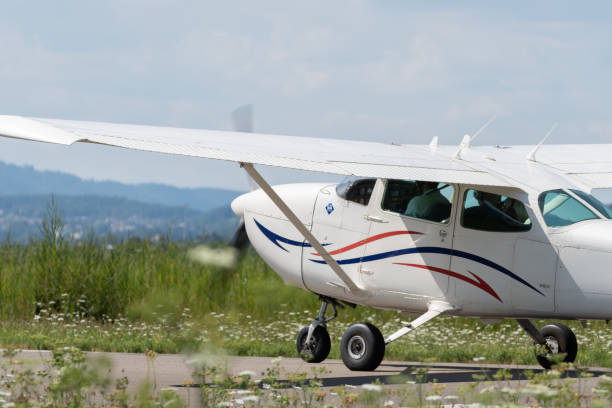 avion reims cessna 172p skyhawk ii à wangen-lachen en suisse - small airport cessna airplane photos et images de collection