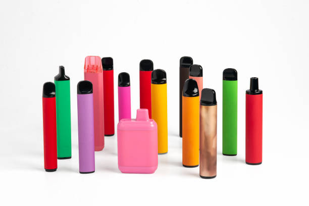 set di sigarette elettroniche monouso colorate di diverse forme su sfondo bianco. il concetto di fumo moderno. - disposable foto e immagini stock