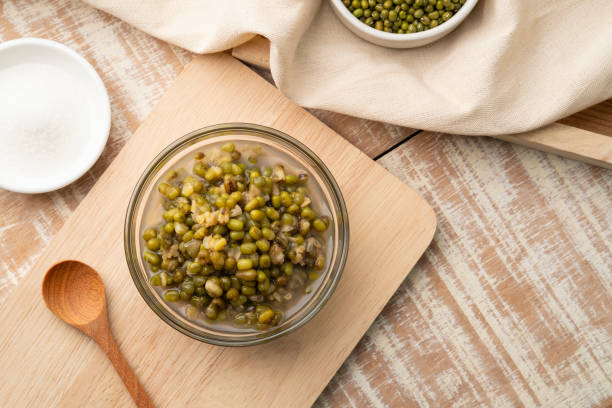 grüne bohnen in sirup in glasschüssel - mung bean stock-fotos und bilder